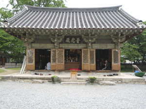A shrine building built in the traditional Korean style.