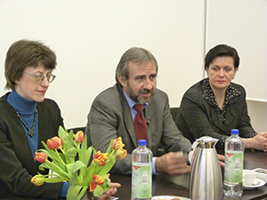 Three colleagues sitting at a table during the German-Russian workshop.