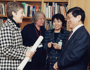 A photograph of Lynne Brindley, Frances, Wood, Yan Shixun, and Pu Jubao talking together.