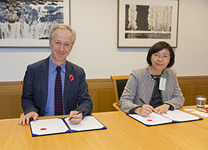 Roly Keating and Tseng Shu-hsien signing an agreement between the British Library and Central Library Taipei.
